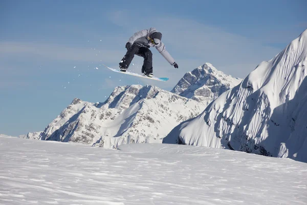 Flygande snowboardåkare på fjället. Extrem sport. — Stockfoto