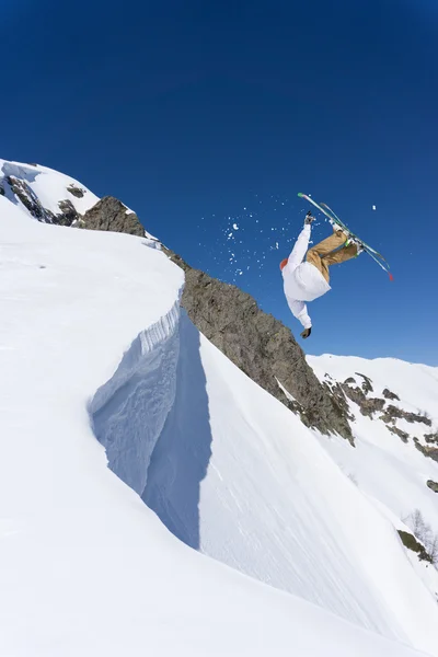 Létající snowboardista na horách. Extrémní sport. — Stock fotografie