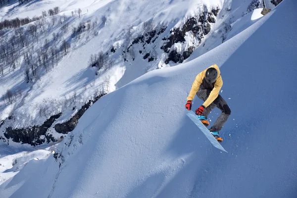 Ιπτάμενος snowboarder στα βουνά. Ακραίο άθλημα. — Φωτογραφία Αρχείου