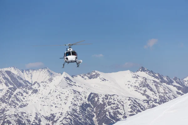 Vit rescue helikopter i bergen — Stockfoto