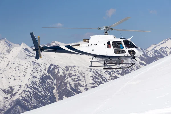 Vit rescue helikopter i bergen — Stockfoto