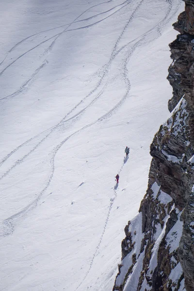 Snowboarders caminando cuesta arriba para freeride — Foto de Stock