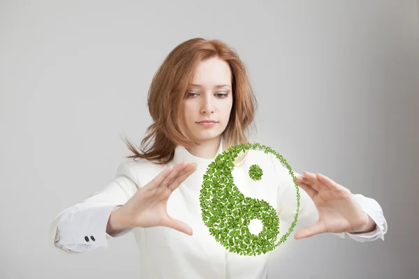 Giovane donna in possesso di ying yang simbolo — Foto Stock