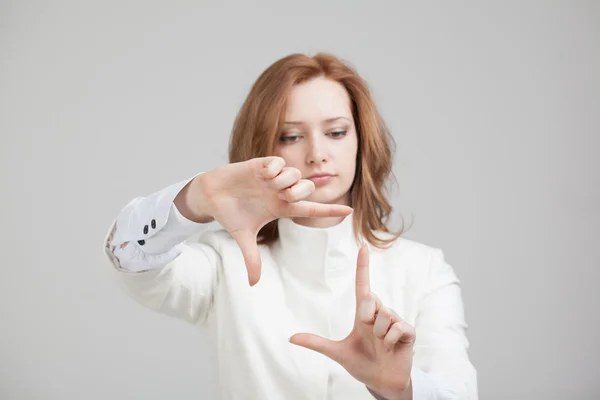 Chica joven trabajando con pantalla virtual — Foto de Stock