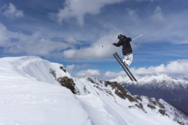 Dağlarda uçan kayakçı. Sıra dışı spor.