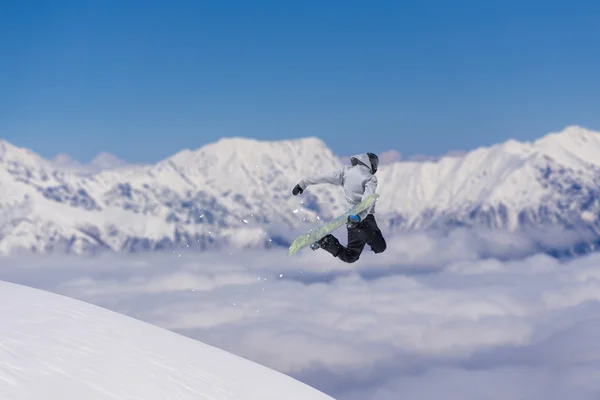 Vliegende skiër op de bergen. Extreme sport. — Stockfoto