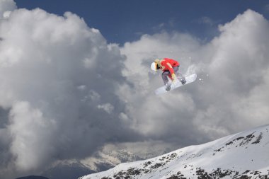 Dağlarda uçan snowboardcu. Sıra dışı spor.