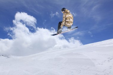Dağlarda uçan snowboardcu. Sıra dışı spor.