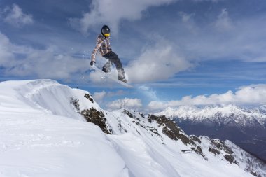 Dağlarda uçan snowboardcu. Sıra dışı spor.