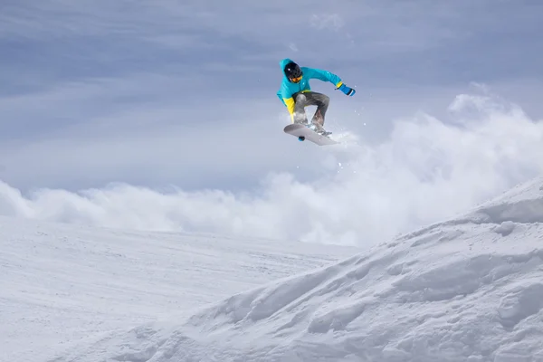 Ιπτάμενος snowboarder στα βουνά. Ακραίο άθλημα. — Φωτογραφία Αρχείου