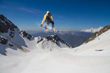 Dağlarda uçan snowboardcu. Sıra dışı spor.