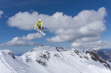 Dağlarda uçan kayakçı. Sıra dışı spor.