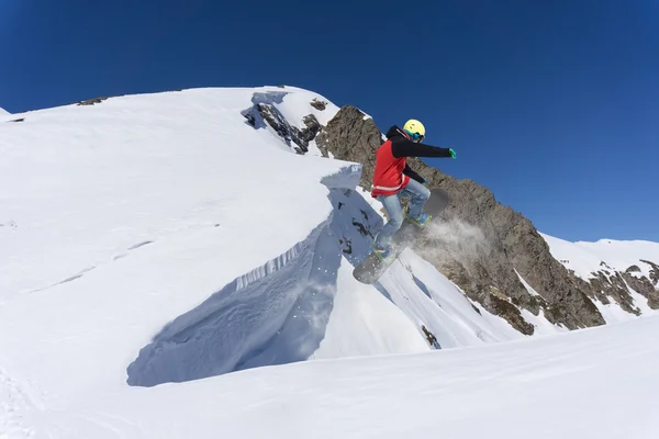 Volando snowboarder en las montañas. Deporte extremo. — Foto de Stock