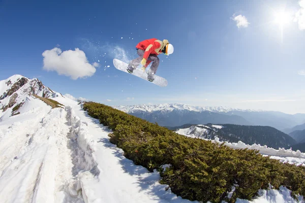 Snowboarder volant sur les montagnes. Sport extrême. — Photo