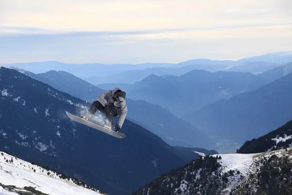 Snowboarder volant sur les montagnes. Sport extrême. — Photo