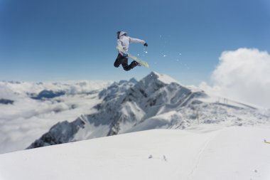 Dağlarda uçan snowboardcu. Sıra dışı spor.