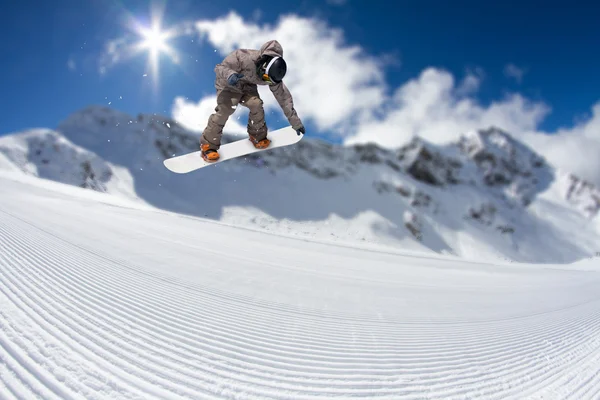 Ιπτάμενος snowboarder στα βουνά. Ακραίο άθλημα. — Φωτογραφία Αρχείου