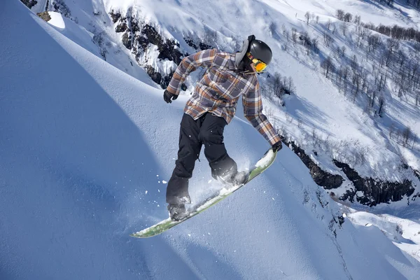 Flygande snowboardåkare på fjället. Extrem sport. — Stockfoto