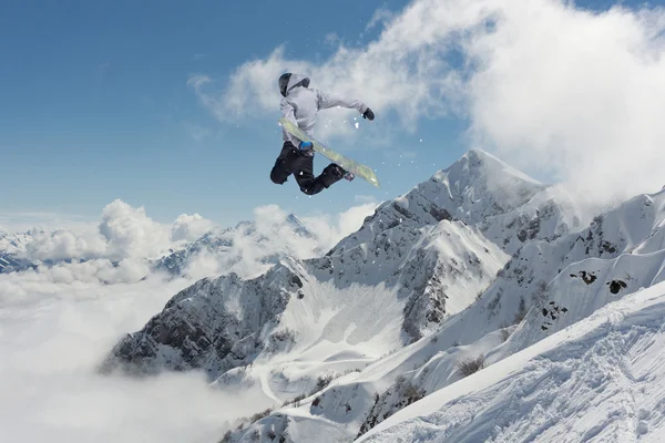 Létající snowboardista na horách. Extrémní sport. — Stock fotografie