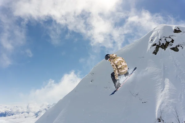 Volando snowboarder en las montañas. Deporte extremo. —  Fotos de Stock