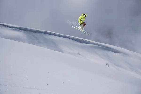 Esquiador volador en las montañas. Deporte extremo. — Foto de Stock