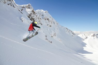 Dağlarda uçan snowboardcu. Sıra dışı spor.