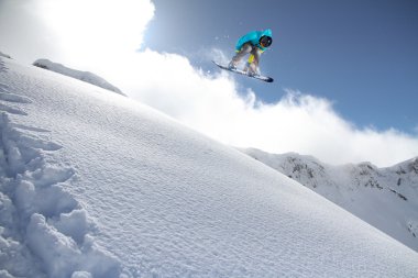 Dağlarda uçan snowboardcu. Sıra dışı spor.