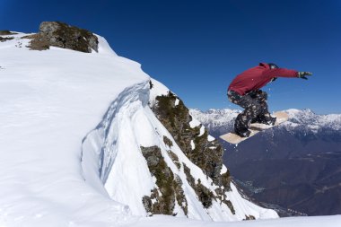 Dağlarda uçan snowboardcu. Sıra dışı spor.