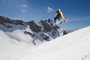 Dağlarda uçan snowboardcu. Sıra dışı spor.
