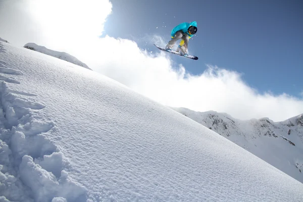 Volando snowboarder en las montañas. Deporte extremo. — Foto de Stock