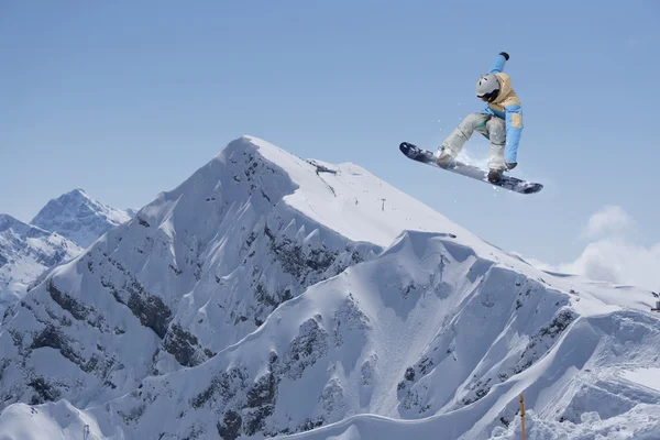 Flying snowboarder on mountains. Extreme sport. — Stock Photo, Image