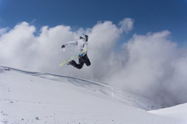 Dağlarda uçan snowboardcu. Sıra dışı spor.