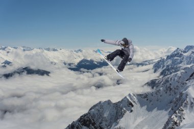 Dağlarda uçan snowboardcu. Sıra dışı spor.