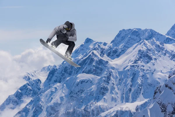 Snowboarder volant sur les montagnes. Sport extrême. — Photo