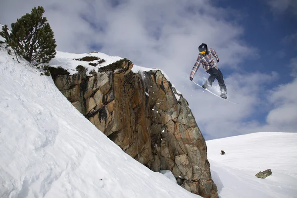 Ιπτάμενος snowboarder στα βουνά. Ακραίο άθλημα. — Φωτογραφία Αρχείου