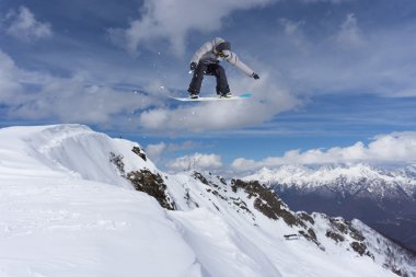 Dağlarda uçan snowboardcu. Sıra dışı spor.
