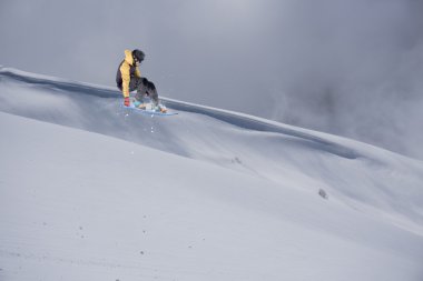 Dağlarda uçan snowboardcu. Sıra dışı spor.