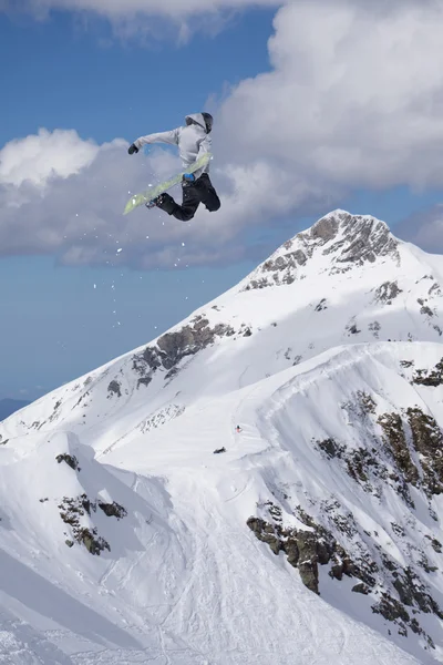 Vliegende snowboarder op de bergen. Extreme sport. — Stockfoto