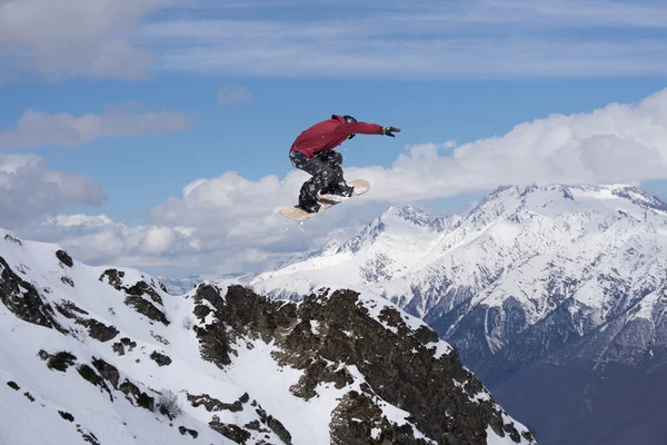 Vliegende snowboarder op de bergen. Extreme sport. — Stockfoto