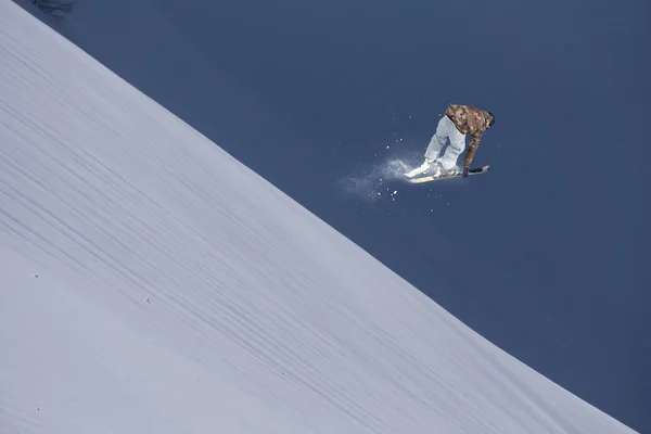 Flygande skidåkare på fjället. Extrem sport. — Stockfoto