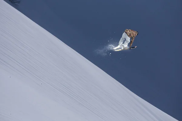 Fliegender Skifahrer auf den Bergen. Extremsport. — Stockfoto