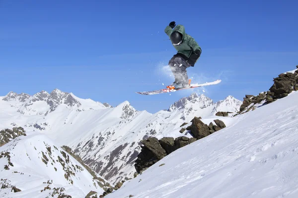 Flygande skidåkare på fjället. Extrem sport. — Stockfoto