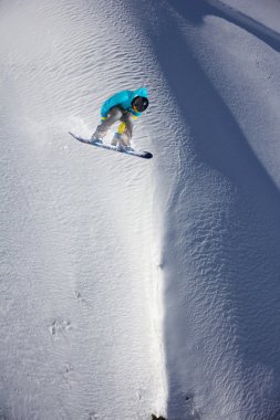 Dağlarda uçan snowboardcu. Sıra dışı spor.