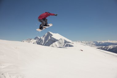 Dağlarda uçan snowboardcu. Sıra dışı spor.