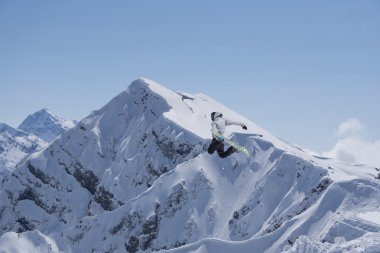 Dağlarda uçan snowboardcu. Sıra dışı spor.