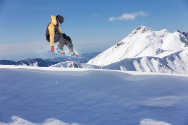 Dağlarda uçan snowboardcu. Sıra dışı spor.