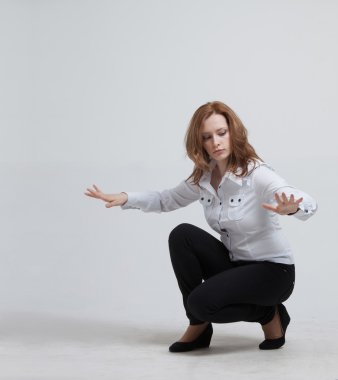 Geleceğin teknolojisi. Fütüristik arabirimiyle çalışan kadın