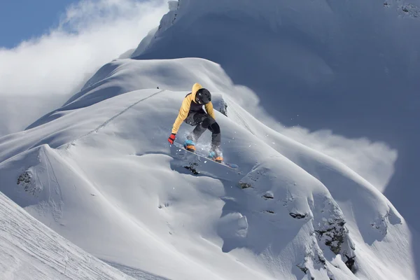 山の上を飛んでスノーボーダー。極端なスポーツ. — ストック写真
