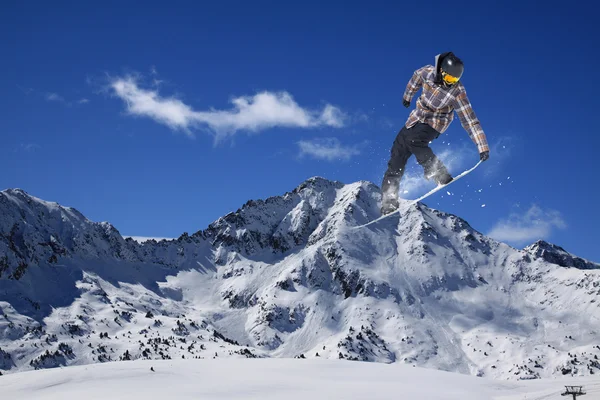 Ιπτάμενος snowboarder στα βουνά. Ακραίο άθλημα. — Φωτογραφία Αρχείου