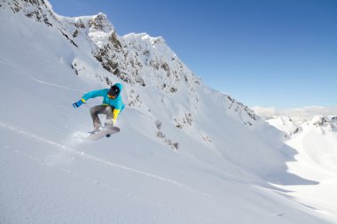 Dağlarda uçan snowboardcu. Sıra dışı spor.